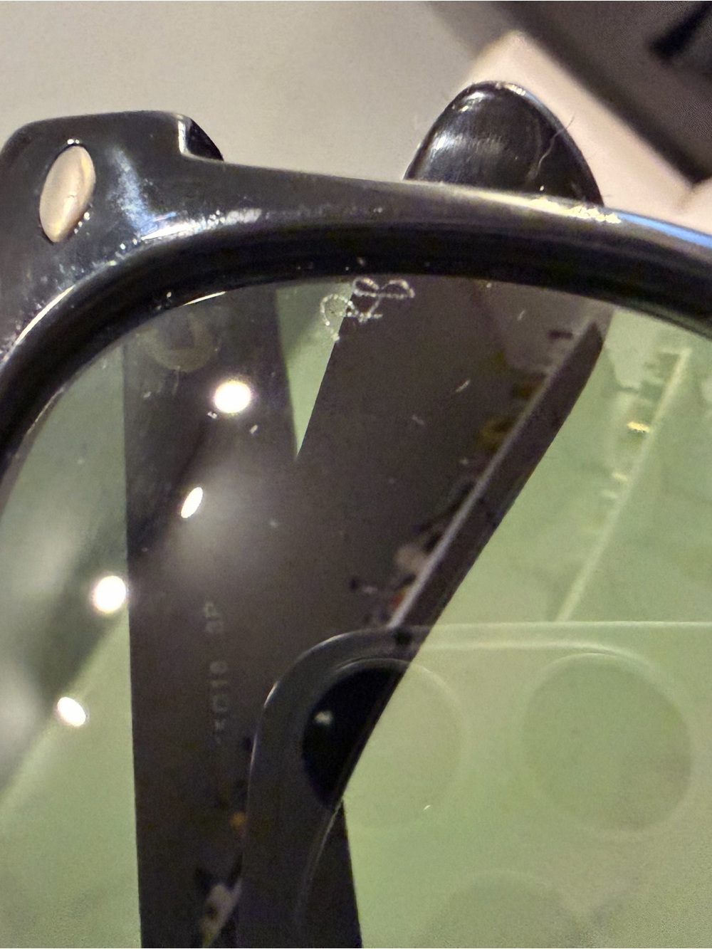 Classic Ray-Ban Wayfarer polarized black sunglasses with case - Picture 8 of 9